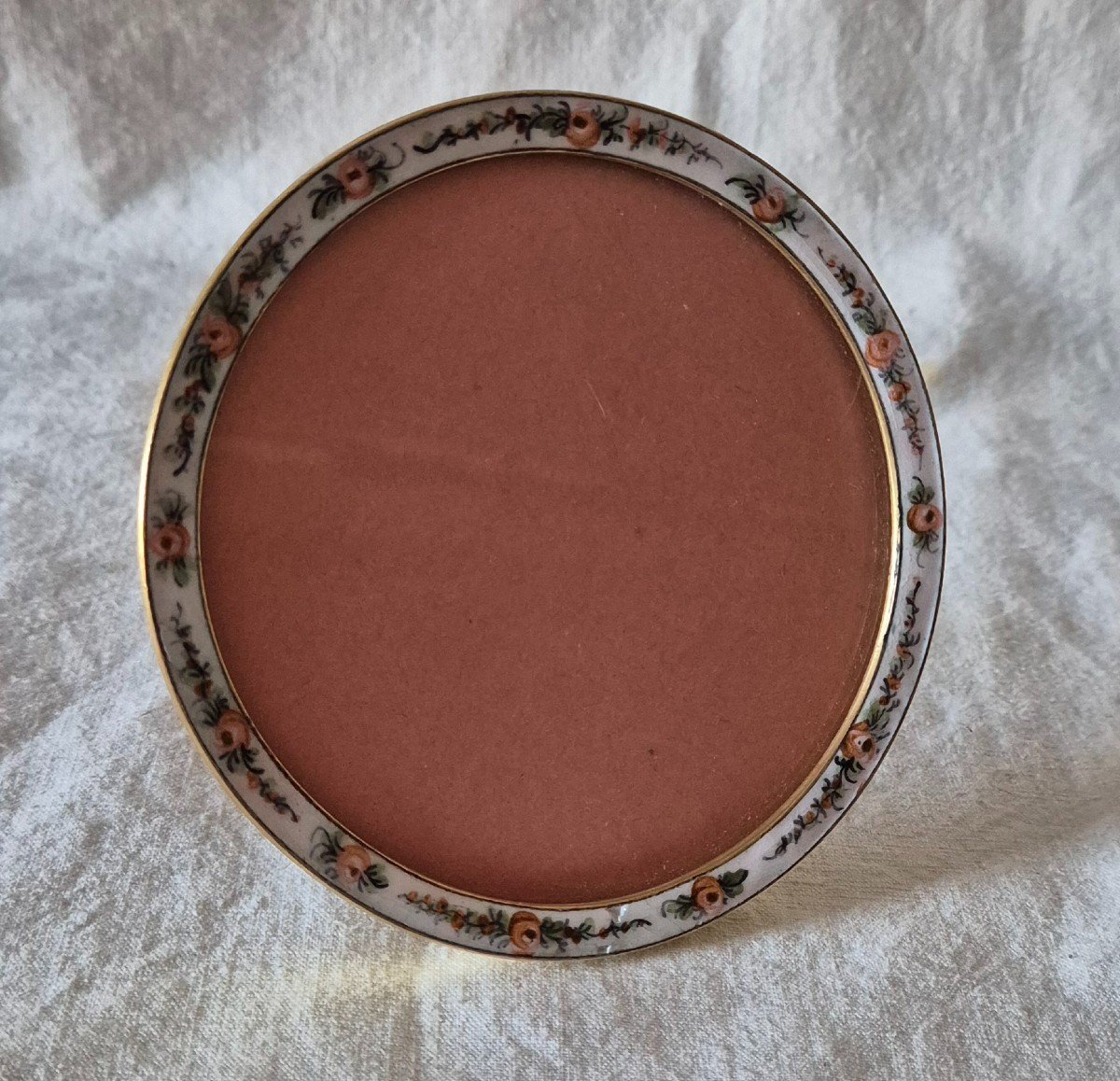 Round Bronze Photo Frame With Roses On White Enamel Background -photo-3