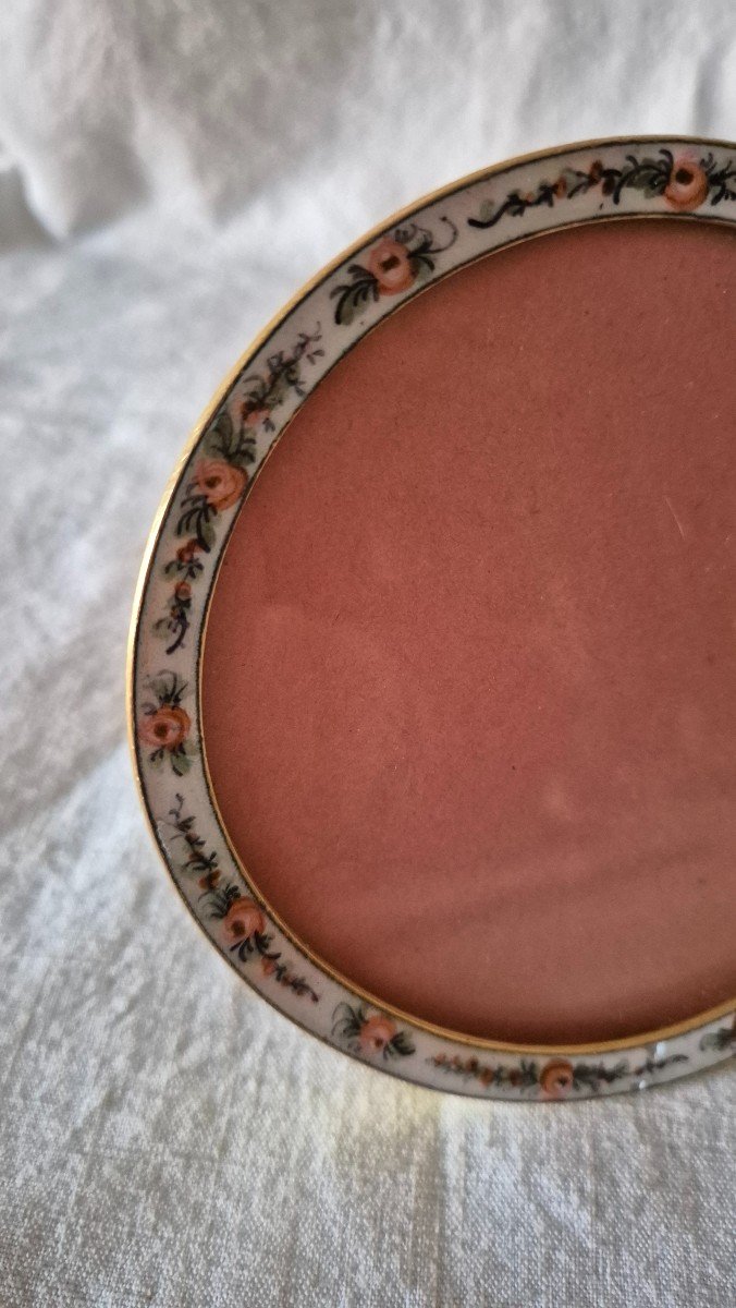 Round Bronze Photo Frame With Roses On White Enamel Background -photo-4