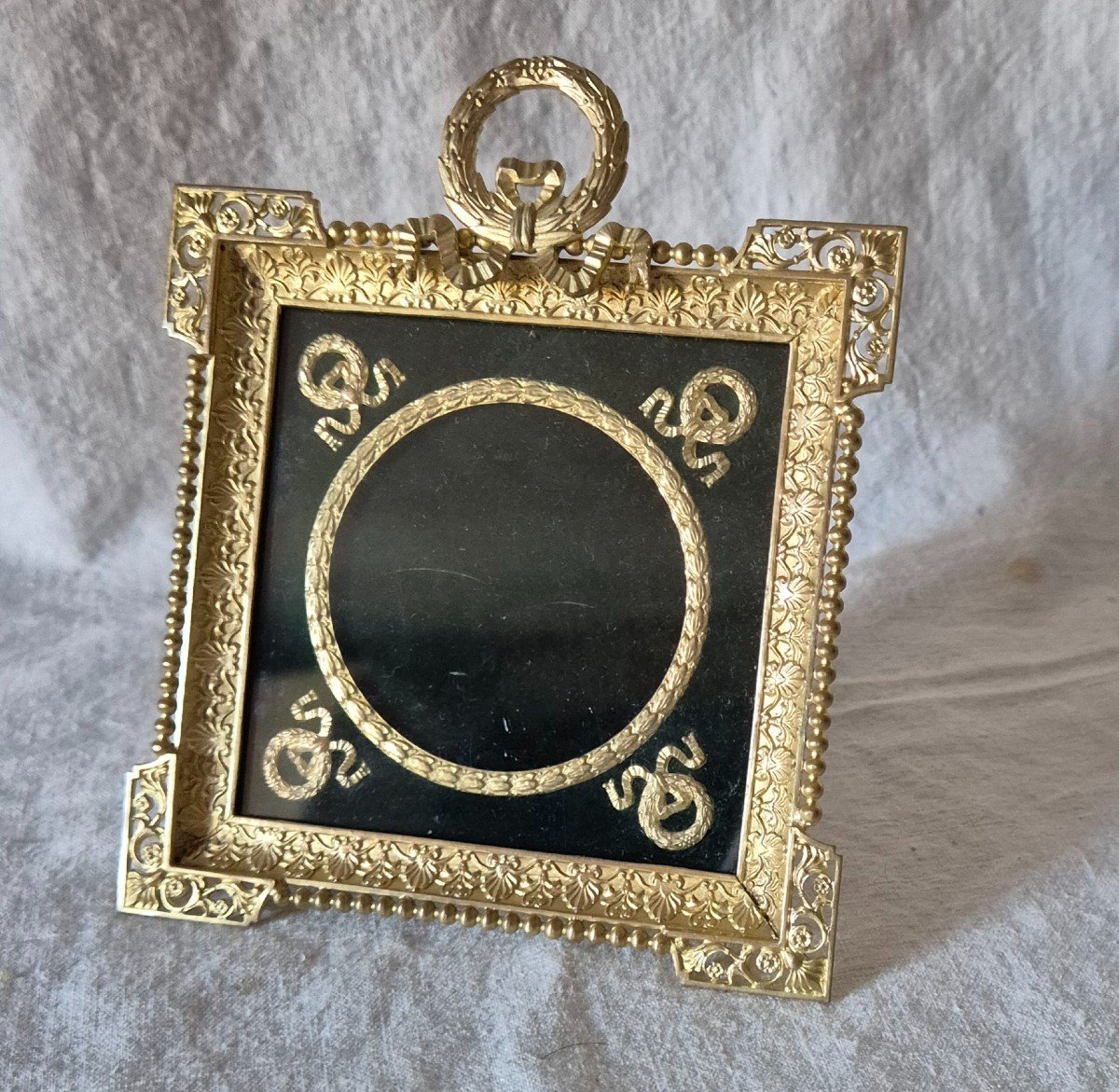 Square Photo Frame Round View Gilded Bronze Marie-louise With Empire Green Background With Applications