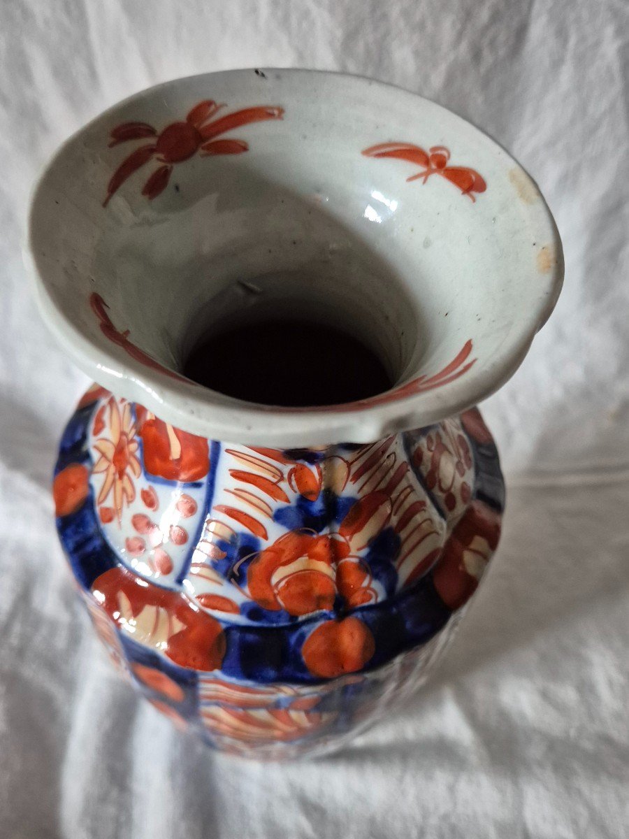 Vase En Porcelaine Japonaise Imari Dans Une Harmonie De Bleu Et d'Orange -photo-2