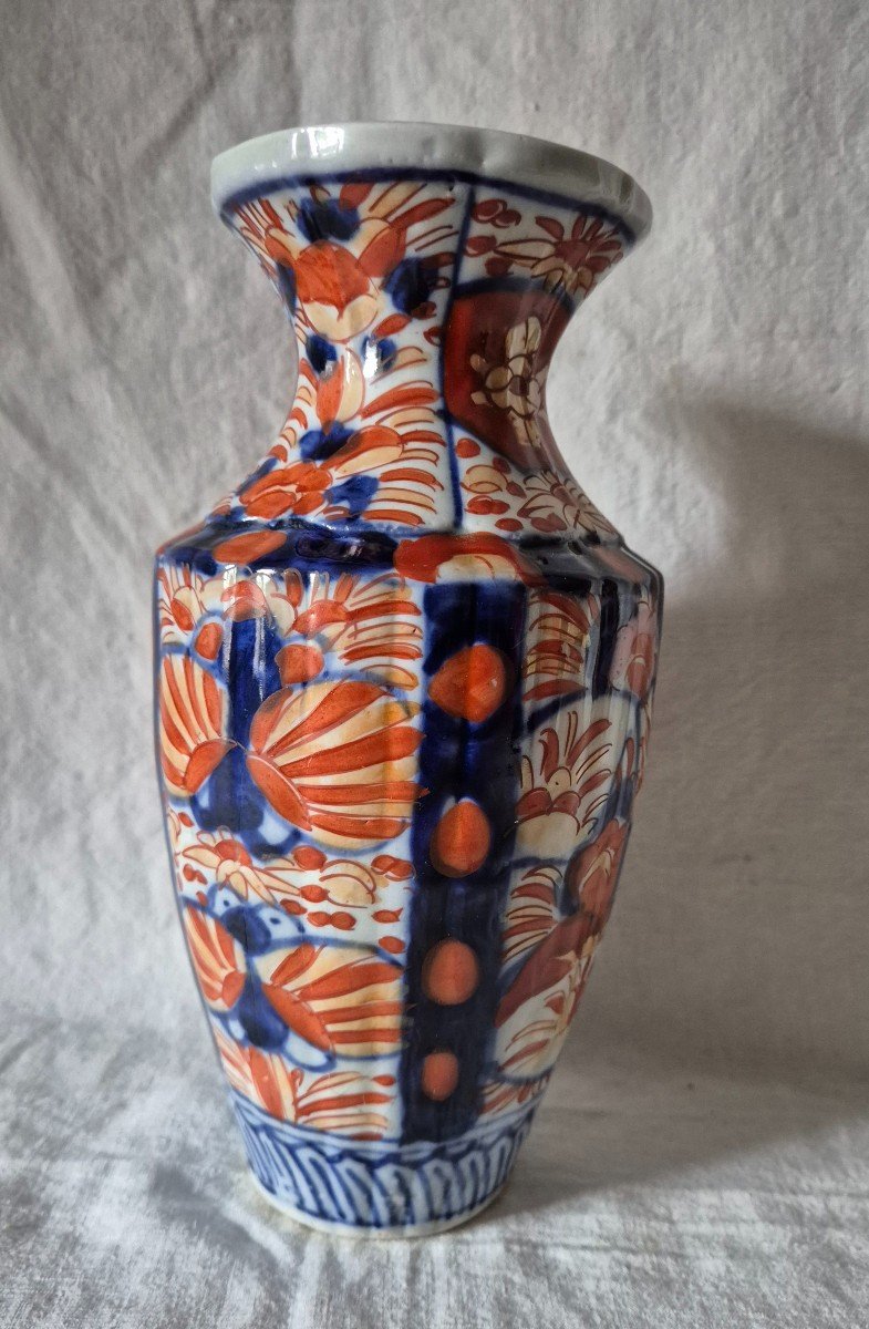 Vase En Porcelaine Japonaise Imari Dans Une Harmonie De Bleu Et d'Orange 