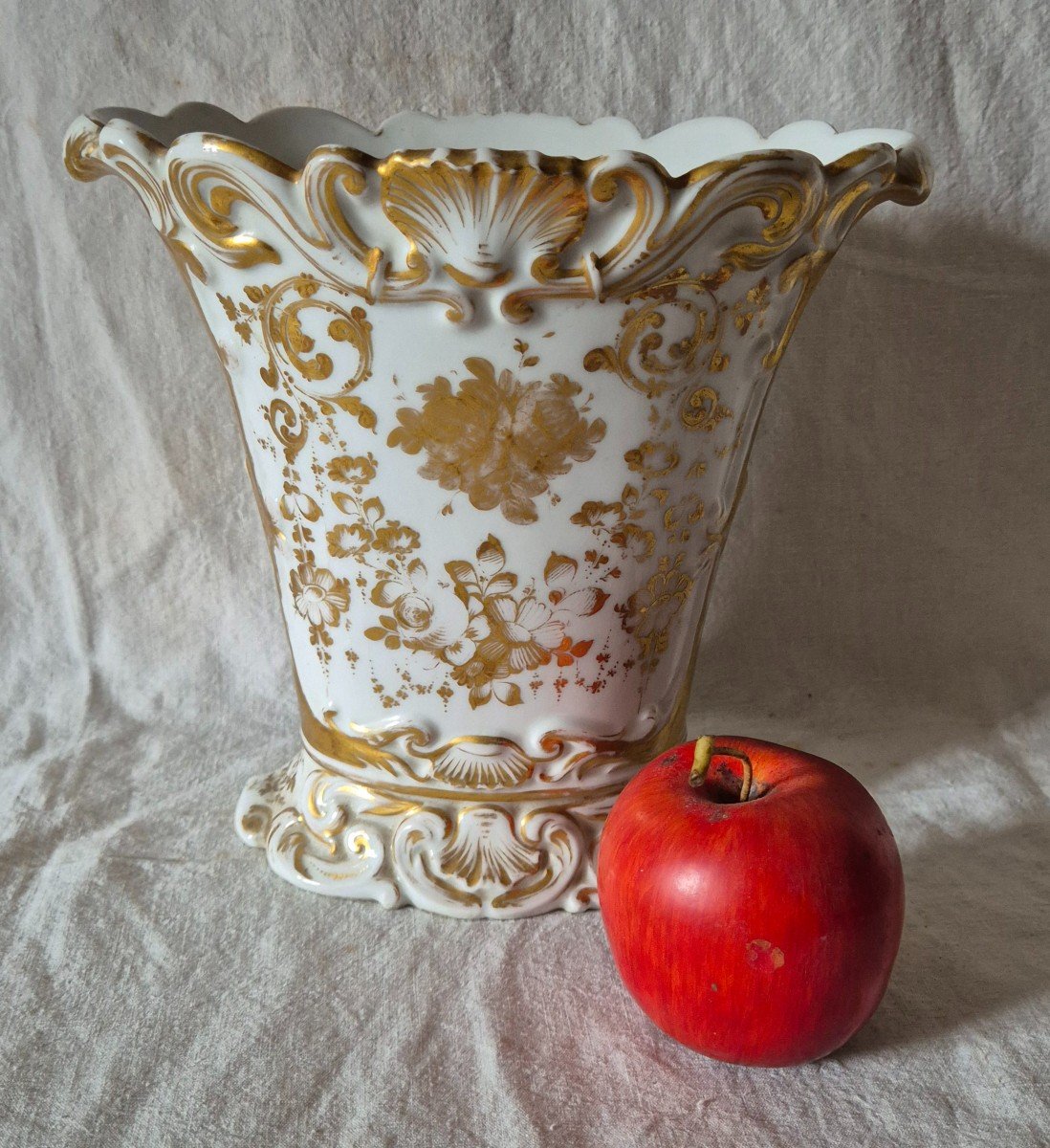 Large Model Of Vase Called "de Mariée" With Golden Decoration In Old Paris Porcelain