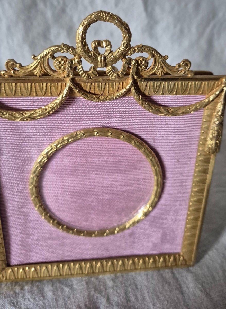 Square Gilt Bronze Photo Frame With Round View And Garland Frieze -photo-2