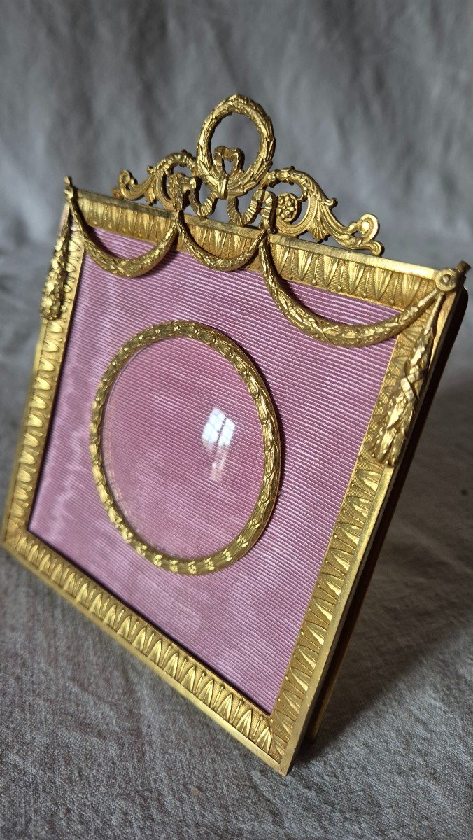 Square Gilt Bronze Photo Frame With Round View And Garland Frieze -photo-5