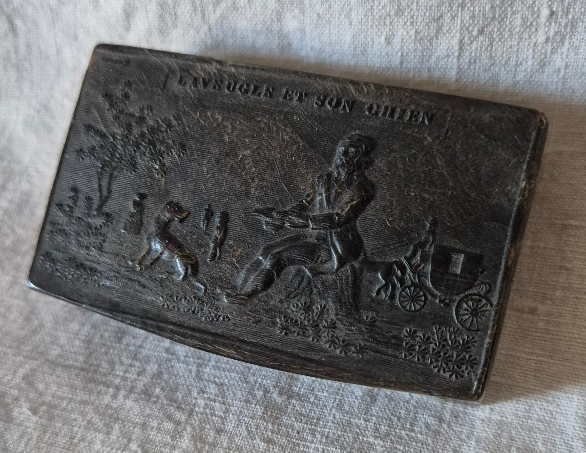 Boîte à Tabac à Priser En Corne Sculpté En Relief "l'aveugle Et Son Chien" Début XIXème Siècle 