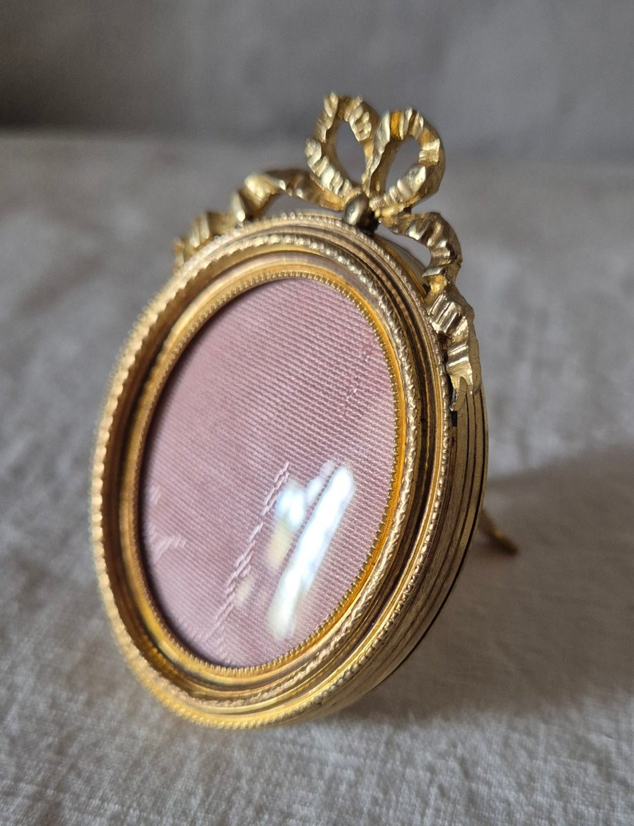 Small Louis XVI Style Gilt Bronze Photo Frame Of Beautiful Craftsmanship-photo-3