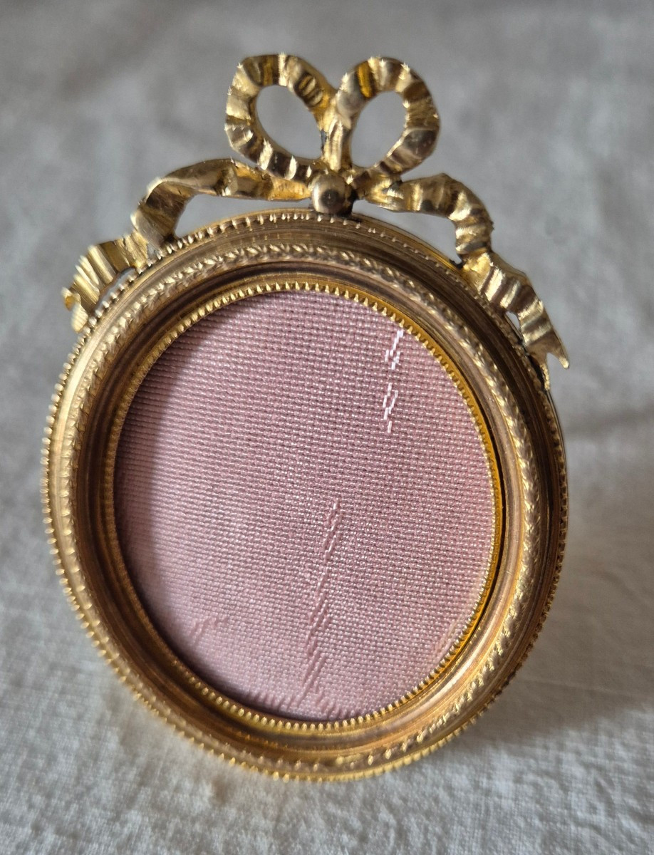 Small Louis XVI Style Gilt Bronze Photo Frame Of Beautiful Craftsmanship