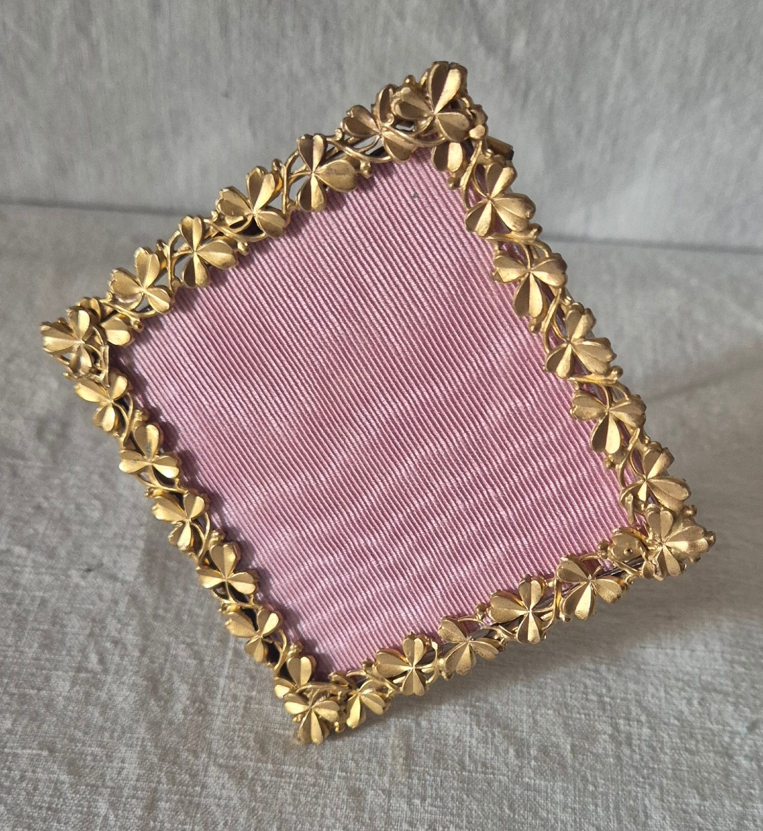 Photo Frame With A Very Original Presentation In Gilt Bronze, Late 19th Century