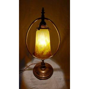 Signée Muller Frères Lunéville, cette tulipe Art Nouveau en pâte verre suspendue dans une lampe en bronze 