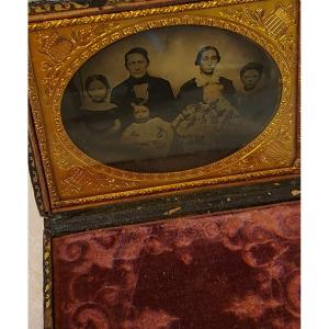 Portrait De Famille En Ambrotype Dans Son étui - Union Case - Au Joli Passe-Partout Doré