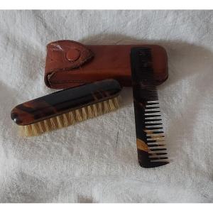 Peigne Et Brosse à Moustache De Voyage En écaille  Accompagnés De Leur étui En Cuir 