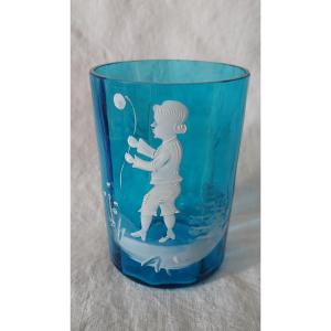 Vase Gobelet En émail Dit " Mary Gregory " En Verre Bleu Saphir à  Côtes Avec Petit Garçon 