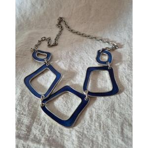 Collier Métal Argenté Et émail Bleu Transparent Sur Fond Grainé Des Années Soixante Dix