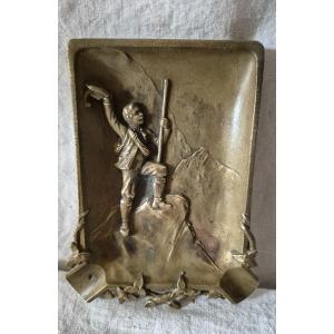 Mountaineering Special: Ashtray With Mountaineer Saluting The Mountains 