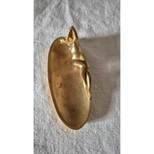 Sur Le Thème érotique Un Cendrier En Bronze Doré De Femme Nue Allongée Signé A.DELM