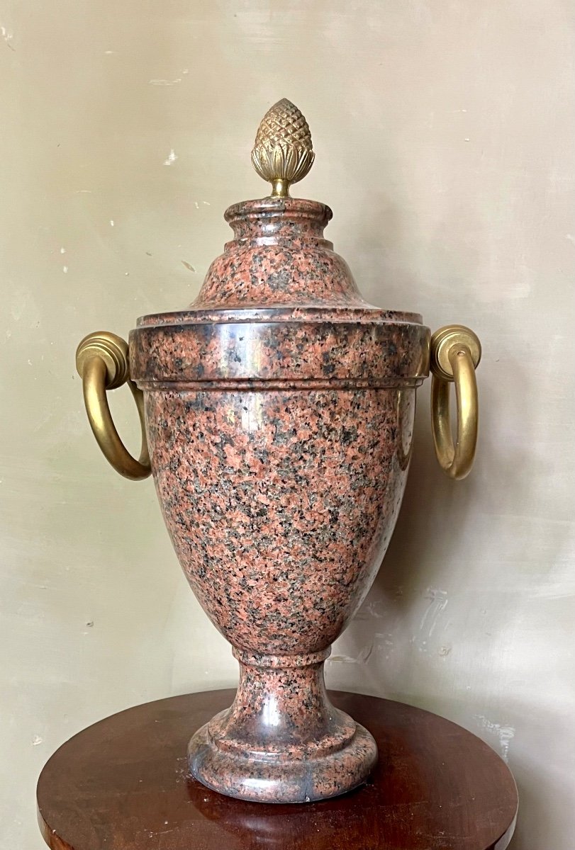 Vase Urne En Granit rose Louis XVI