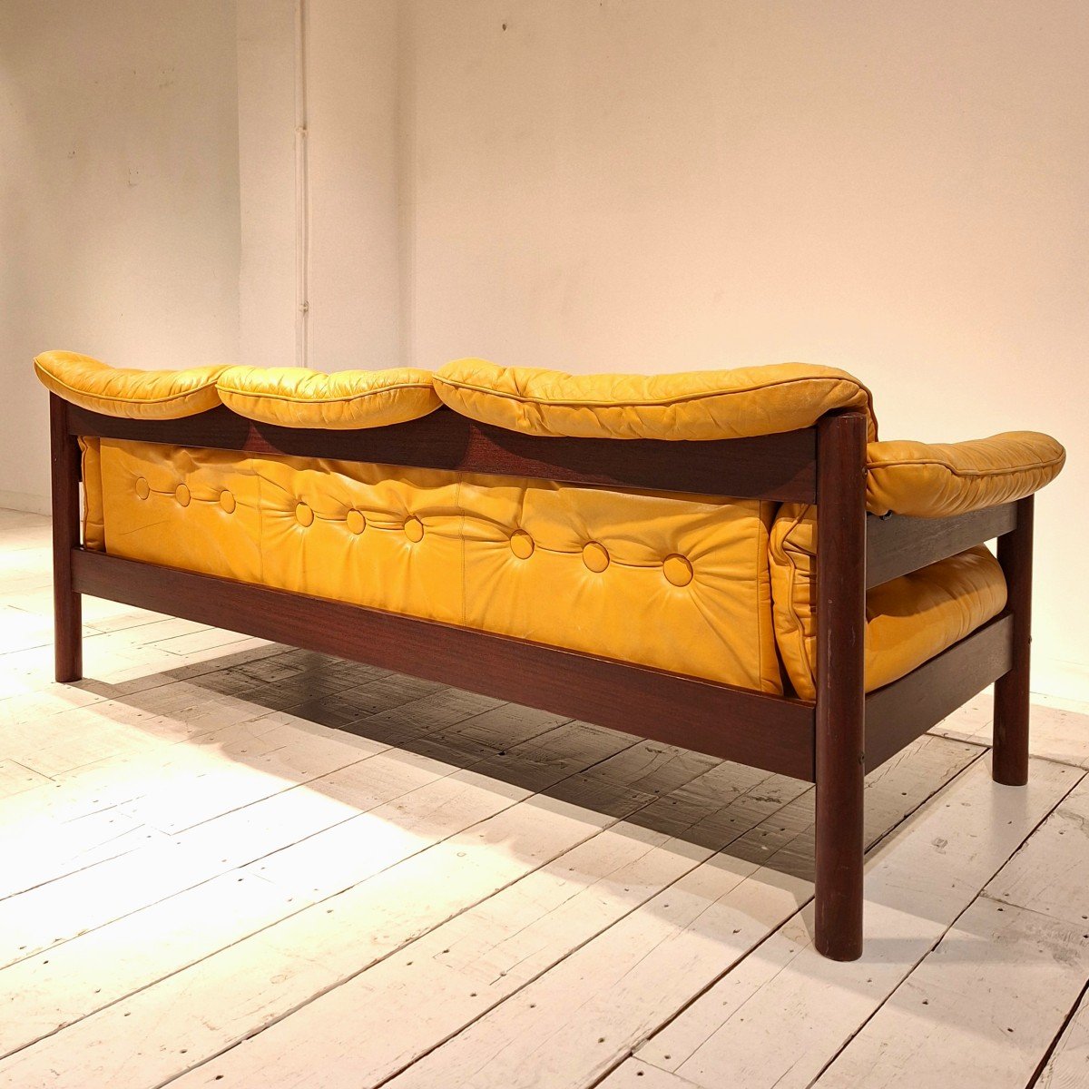 Scandinavian Design Sofa From The 1960s Ocher Leather And Wood-photo-3