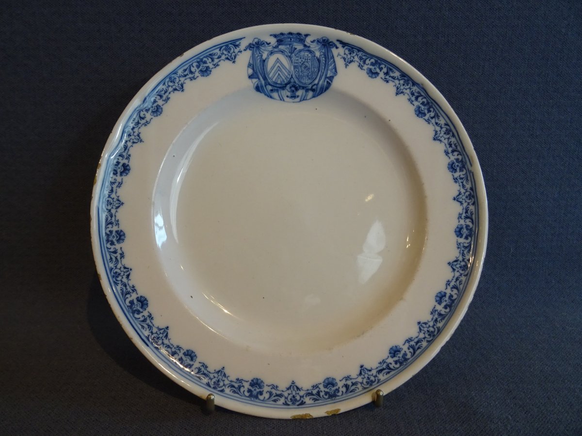 Emblazoned Earthenware Plate From Moustiers XVIII Th (1734)