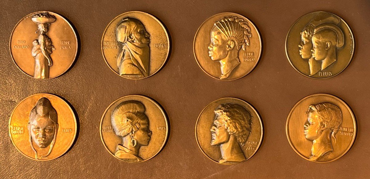Emile Monier : Ensemble complet de 8 médailles Art Déco en bronze à profils ethnographiques africanistes-photo-1
