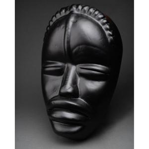 Roger Capron (1922-2006) Rare Masque Africain En Céramique émaillée Noire. Vers 1950.