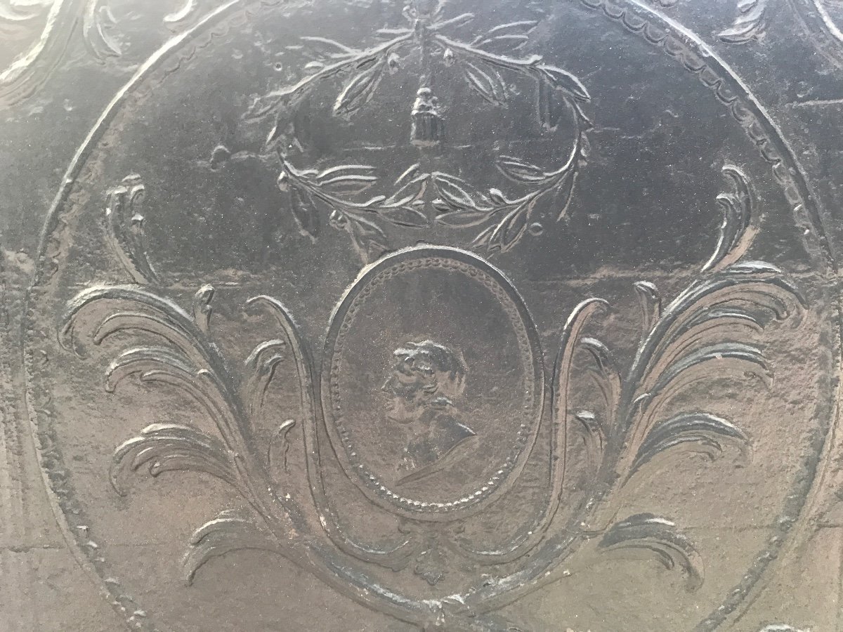 Old Fireplace Plate In Black Cast Iron From The 18th Century-photo-2