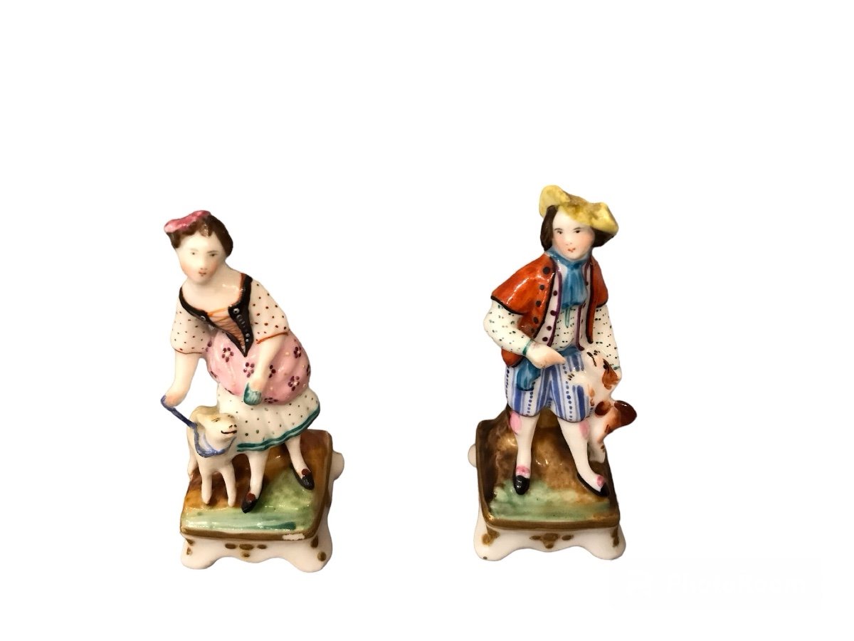 Deux Miniatures En Porcelaine D’époque 19 ème Très Charmants Et Colorés 