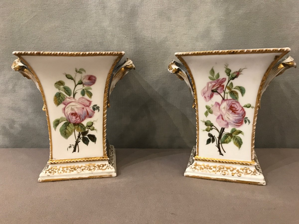 Paire De Vases En Porcelaine De Vieux Paris D’époque 19 ème à Décor Fleuris 