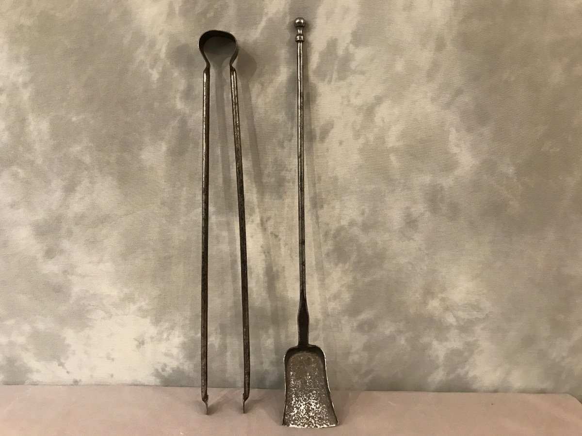 Antique Fireplace Accessories With A Large Model Shovel In Fully Polished And Varnished Wrought Iron From The 18th Century