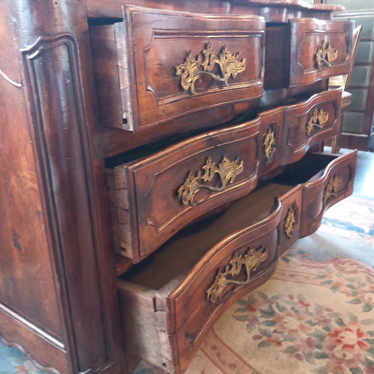 18th Century Walnut Crossbow Commode-photo-4