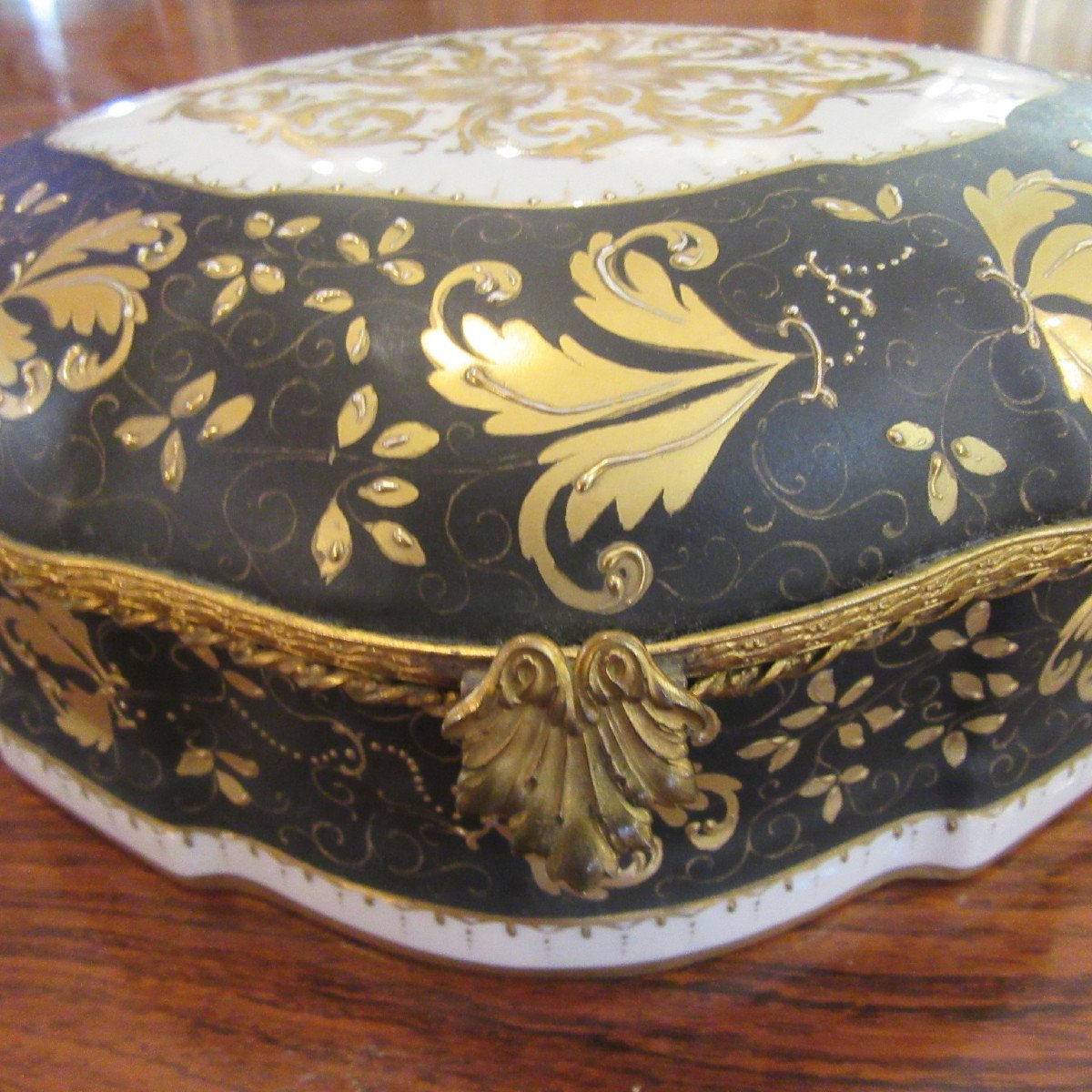 Le Tallec Rare Porcelain Box Or Box With Gold Flower Decor On Black Background. Sign.-photo-2