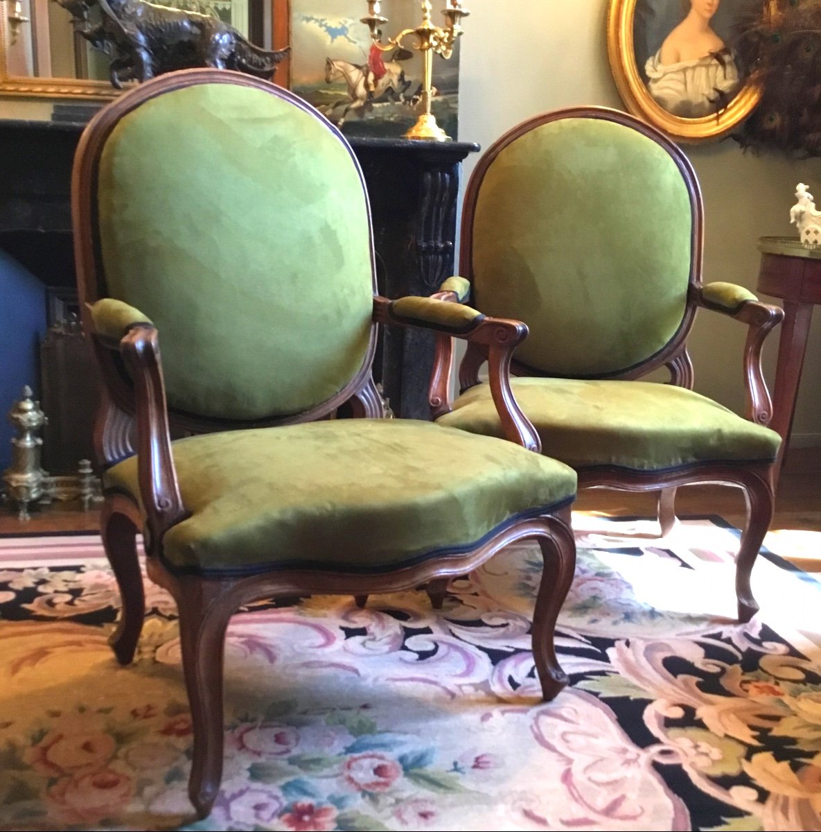 Paire De Larges Fauteuils D’époque Louis XV Entièrement Retapissés