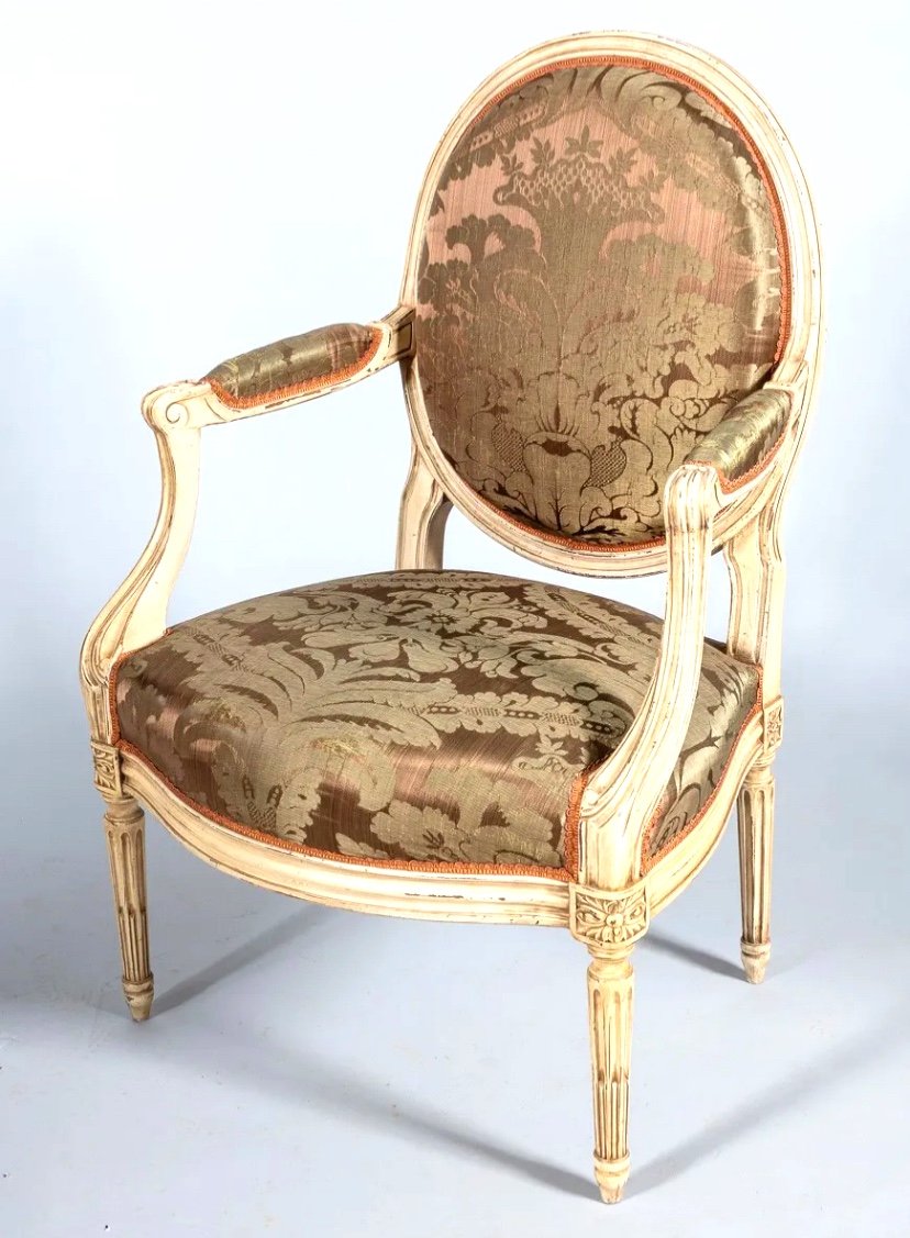 Fauteuil Médaillon De Style Louis XVI En Bois Laqué Creme