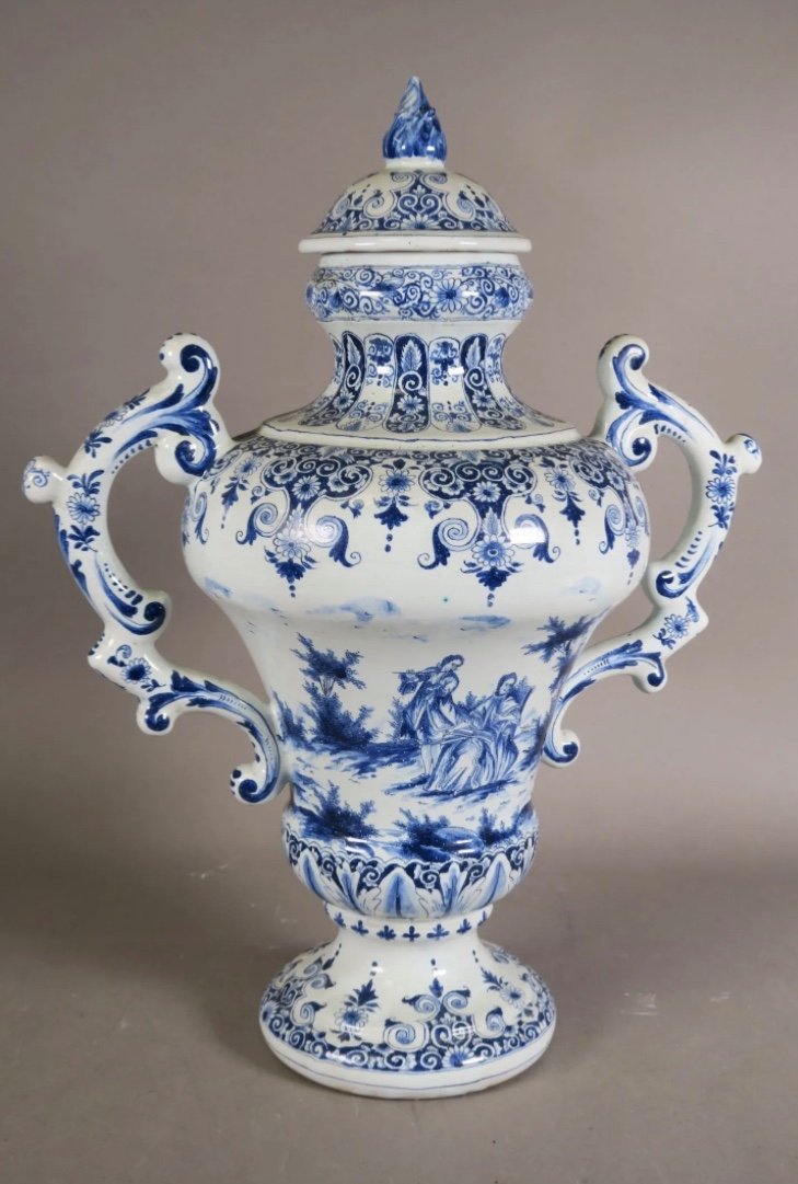 Delft.Important vase couvert dans  le goût du XVII eme