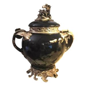 Grand Vase Couvert En faïence émaillée Noire Avec Superbe Ornementation De Bronzes Dorés 