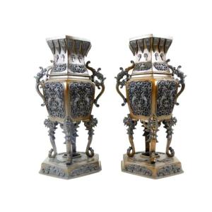 China. Pair Of Quadripod Vases In Bronze