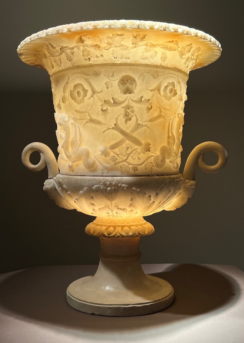 Vase Du Grand Tour En Albâtre De Forme Medicis à Décor De Festons Et Griffins, Italie Ca. 1860.