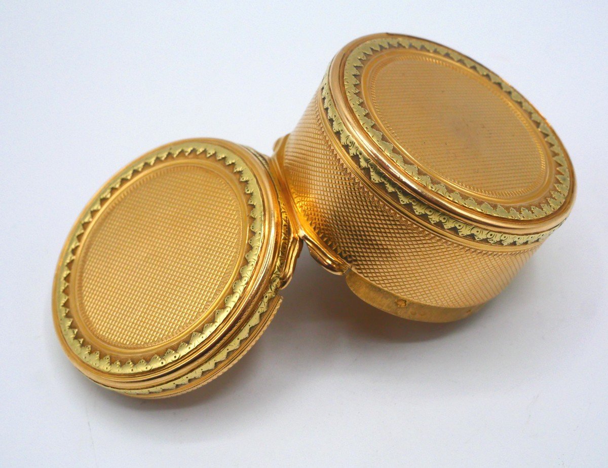 Round Box In 18 Carat Gold, 18th Century Paris -photo-4