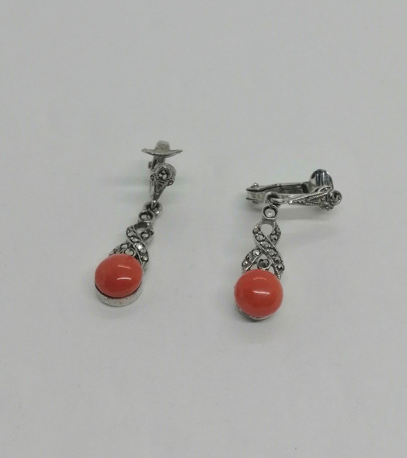 Clip Pendantes d'Oreilles Argent, Pavage Marcasites Et Bouton De Corail, Art Déco.