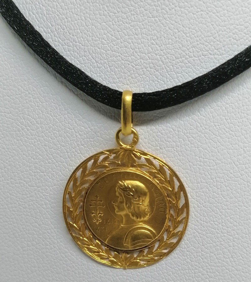 Pendentif En Or Jaune, Rond Et Ajouré De Feuillages Avec Jeanne d'Arc, Vers 1900.-photo-2