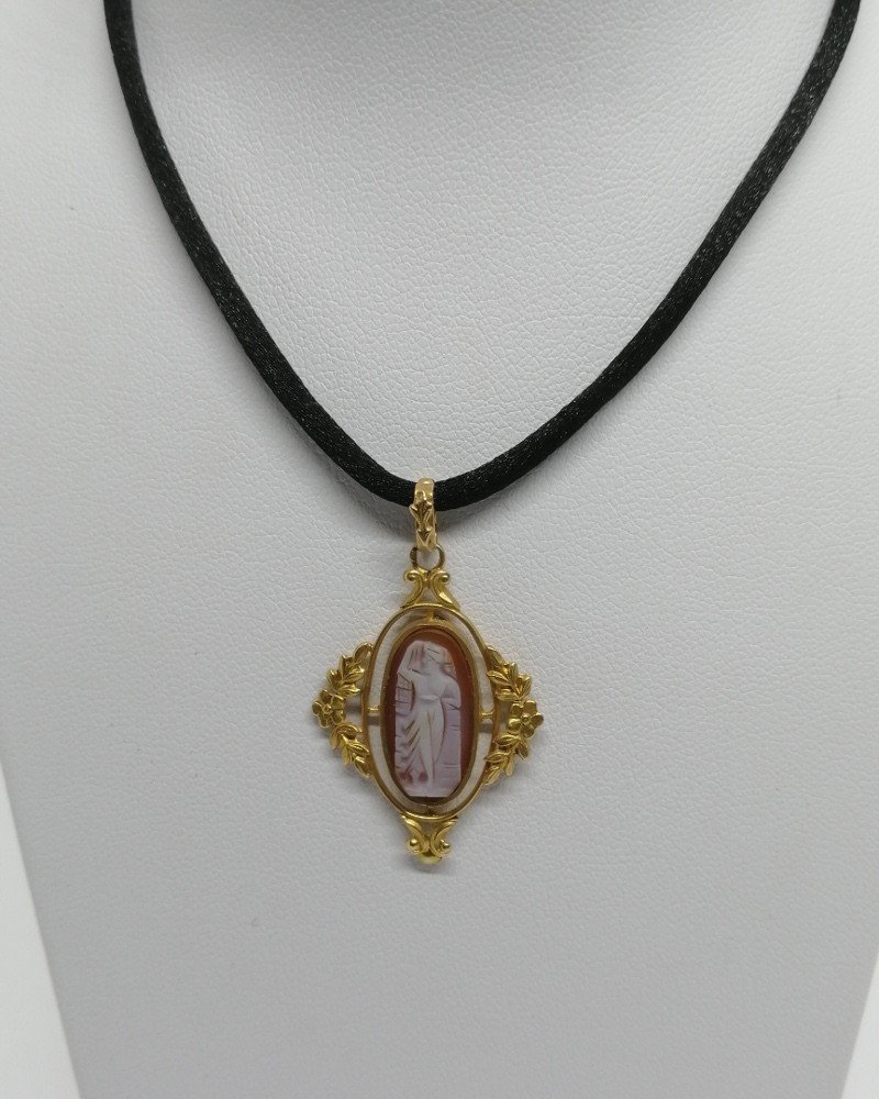 Gold Pendant, Agate Cameo, Muse And Foliage, Circa 1900, Art Nouveau.