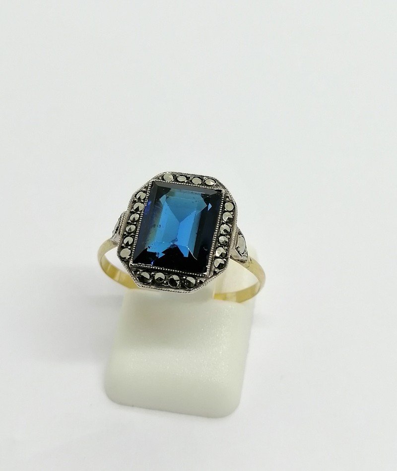 Bague Argent Et Or, De Forme Octogonale, Pavage Marcasites Et Pierre Bleu, Français, Art Déco.