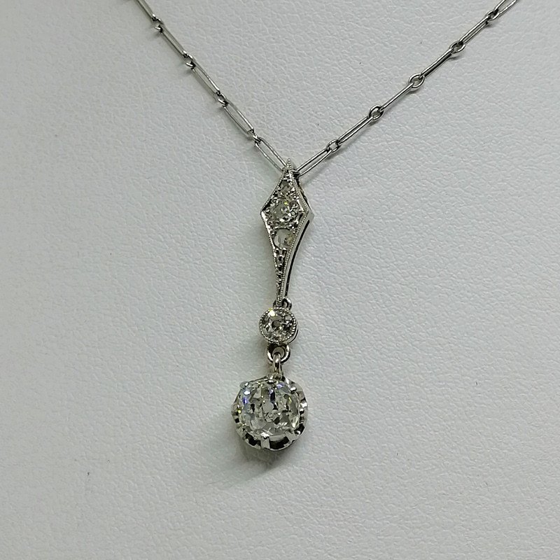 Chaîne Et Pendentif En Or Gris Avec Diamants.