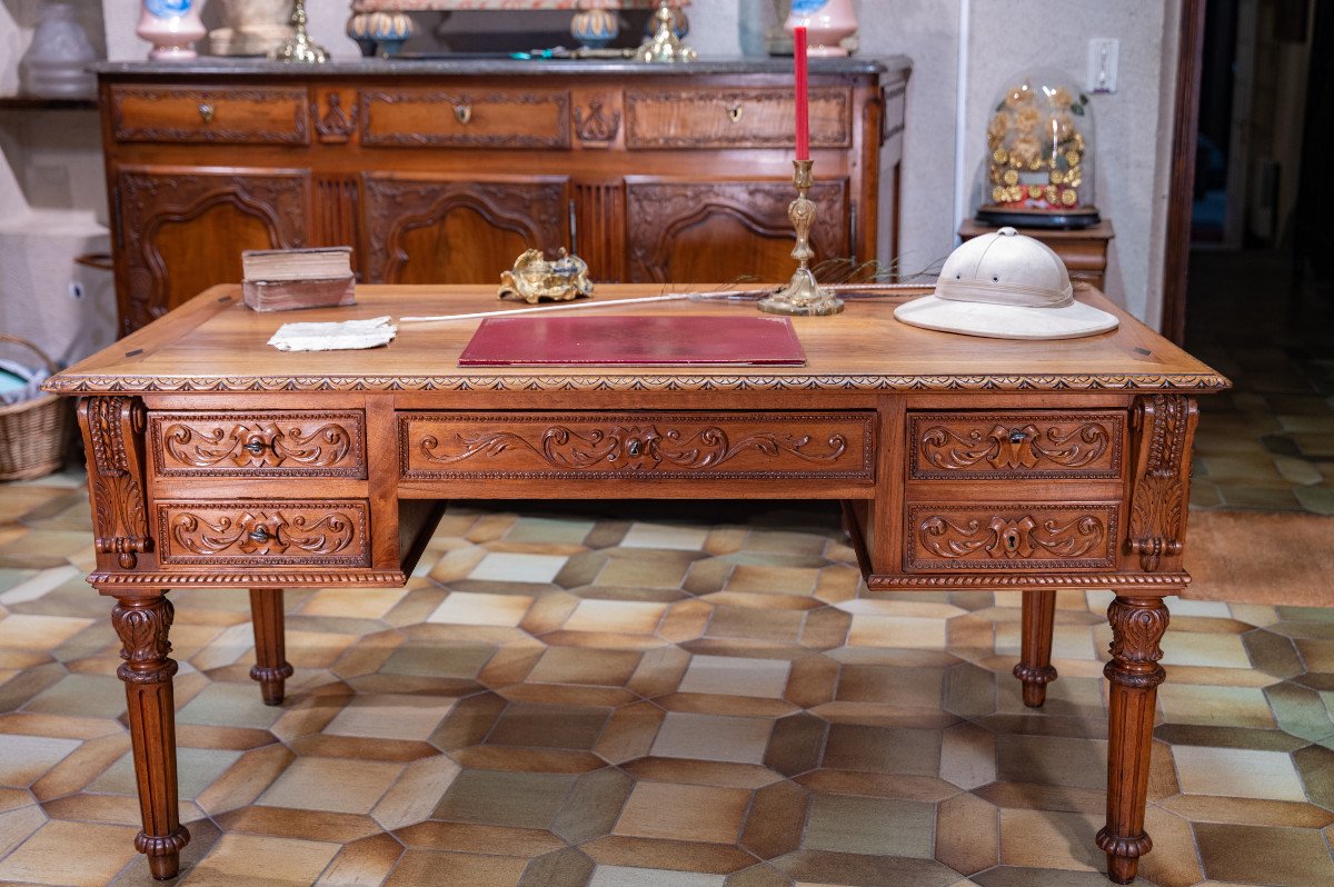 Important Flat Desk In Blond Walnut