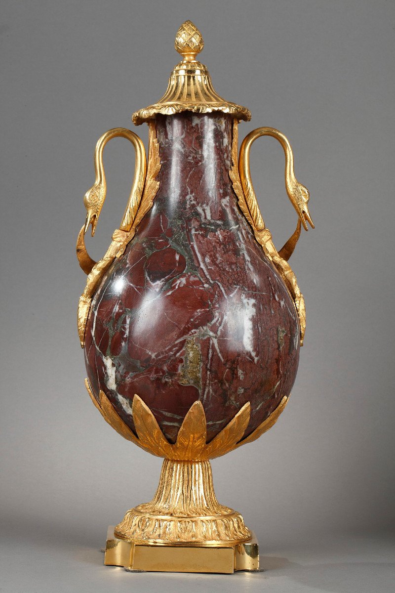 Pair Of Louis XVI Covered Vases, In Languedoc Red Marble And Gilt Bronze-photo-3