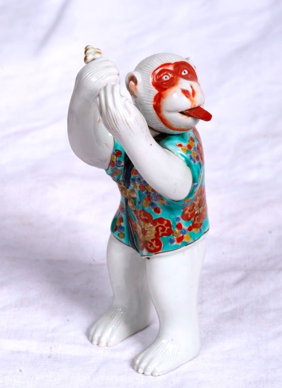 Japan, Meiji Era - Mobile Porcelain Statuette Of Sarumawashi Monkey Playing Kagura Suzu