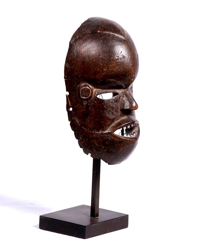 Culture Boki, Nigeria - Masque Souriant En Bois à Patine Brune Brillante Et Métal