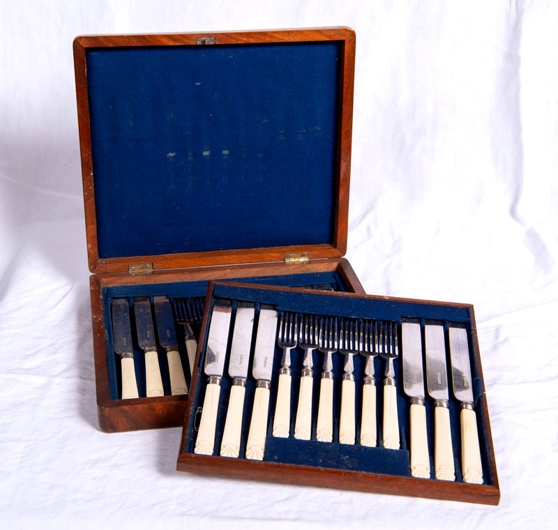 England, 19th Century - Wooden Box Containing A Service Of 12 Knives And 12 Forks