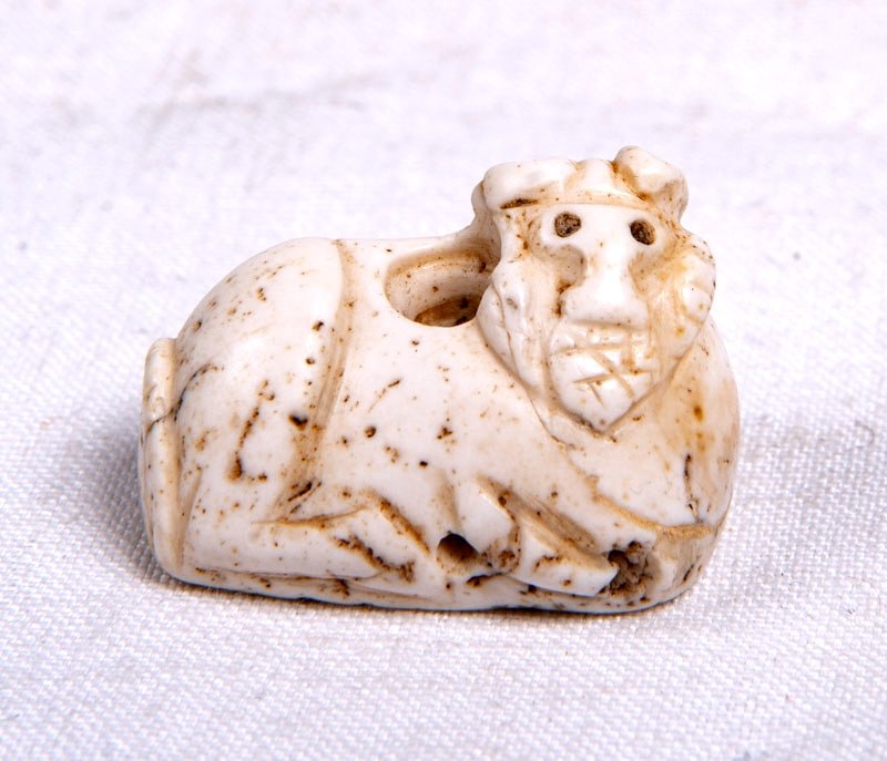 Uruk C. 3500 Bc - Mesopotamian Amulet Depicting An Animal In White Stone