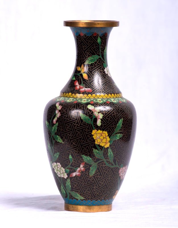 Japon, Début Du 20ème Siècle - Vase à Décor De Fleurs En émaux Cloisonnés Sur Fond Noir