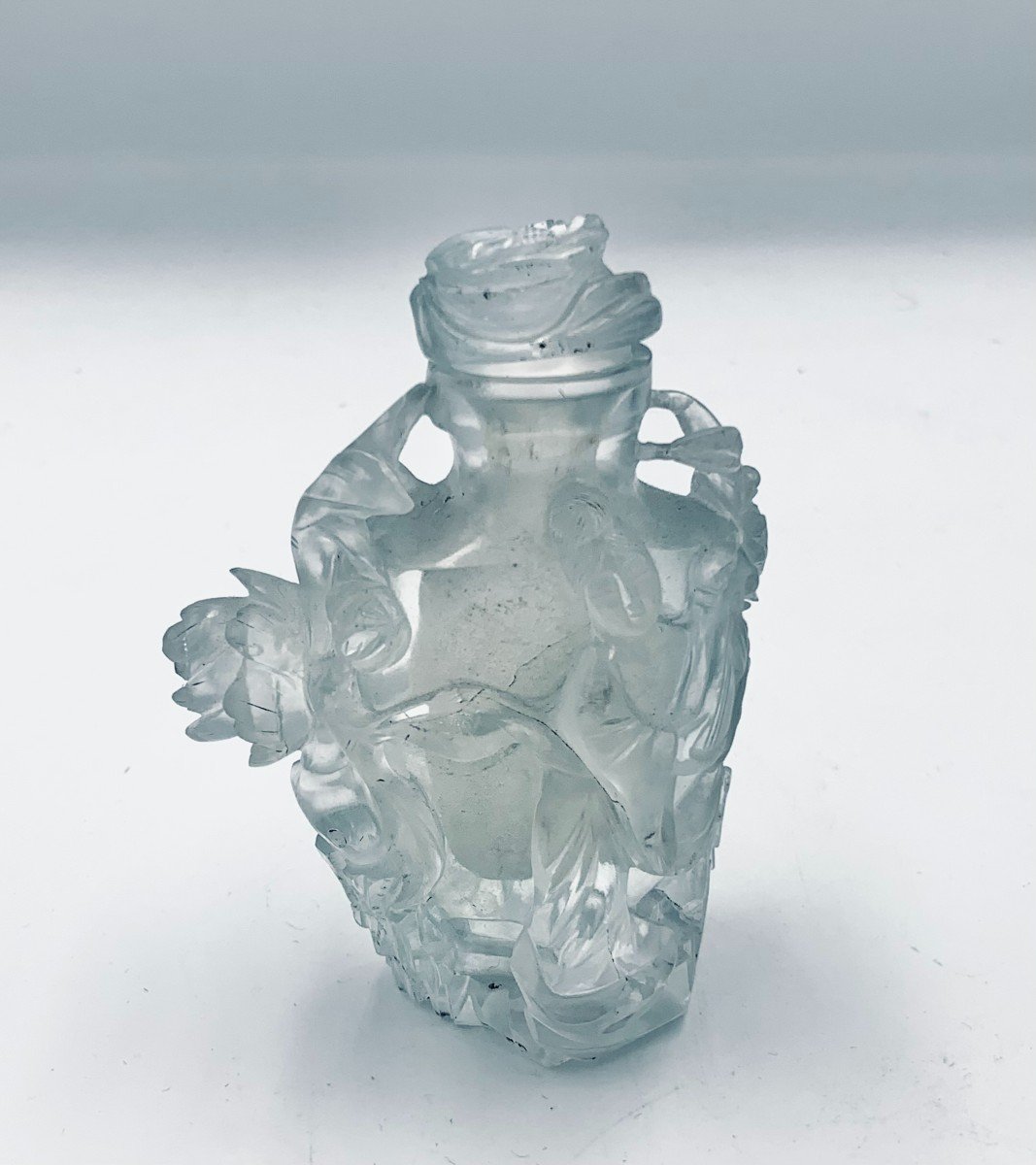 Petit Vase Couvert - Cristal De Roche à Décor En Relief - Chine - 20ème Siècle. 